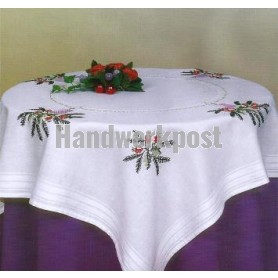 kruissteekdekservet kaarsen met hulst en rode bessen, wit