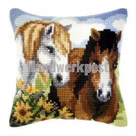 kruissteekkussen paarden met bloemen