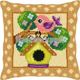 kruissteekkussen vogel bij vogelhuisje