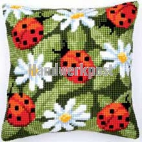 kruissteekkussen lieveheersbeestjes met margrieten