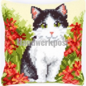 kruissteekkussen poes in bloemenveld