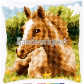 kruissteekkussen paard liggend in de wei