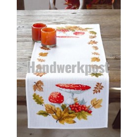 loper paddenstoelen in herfstsfeer, wit op aida