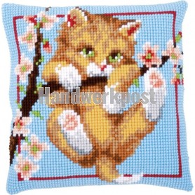 kruissteekkussen poes hangend aan tak