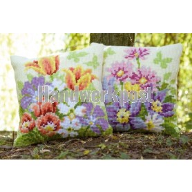 kruissteekkussen pastelbloemen
