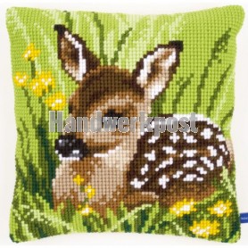 kruissteekkussen hertje liggend in gras