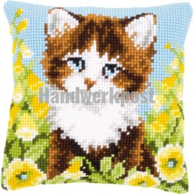 kruissteekkussen poes tussen gele klokjesbloemen