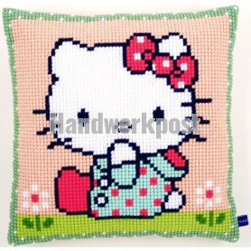 kruissteekkussen hello kitty, in het gras