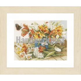 borduurpakket marjolein bastin, narcissen en tulpen met vlinder