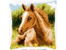 kruissteekkussen paard liggend in de wei
