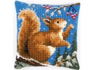 kruissteekkussen eekhoorn in wintersfeer