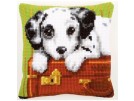 kruissteekkussen dalmatiërpup op koffer