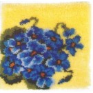 knoopkussen blauwe viooltjes op geel (excl. knoophaak)