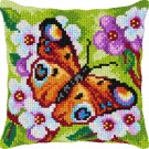 kruissteekkussen vlinder in bloemenveld
