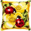 kruissteekkussen lieveheersbeestjes op boterbloemen